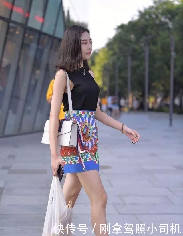 搭配|神奇的黑背心,与复古的短裙搭配,清新自然