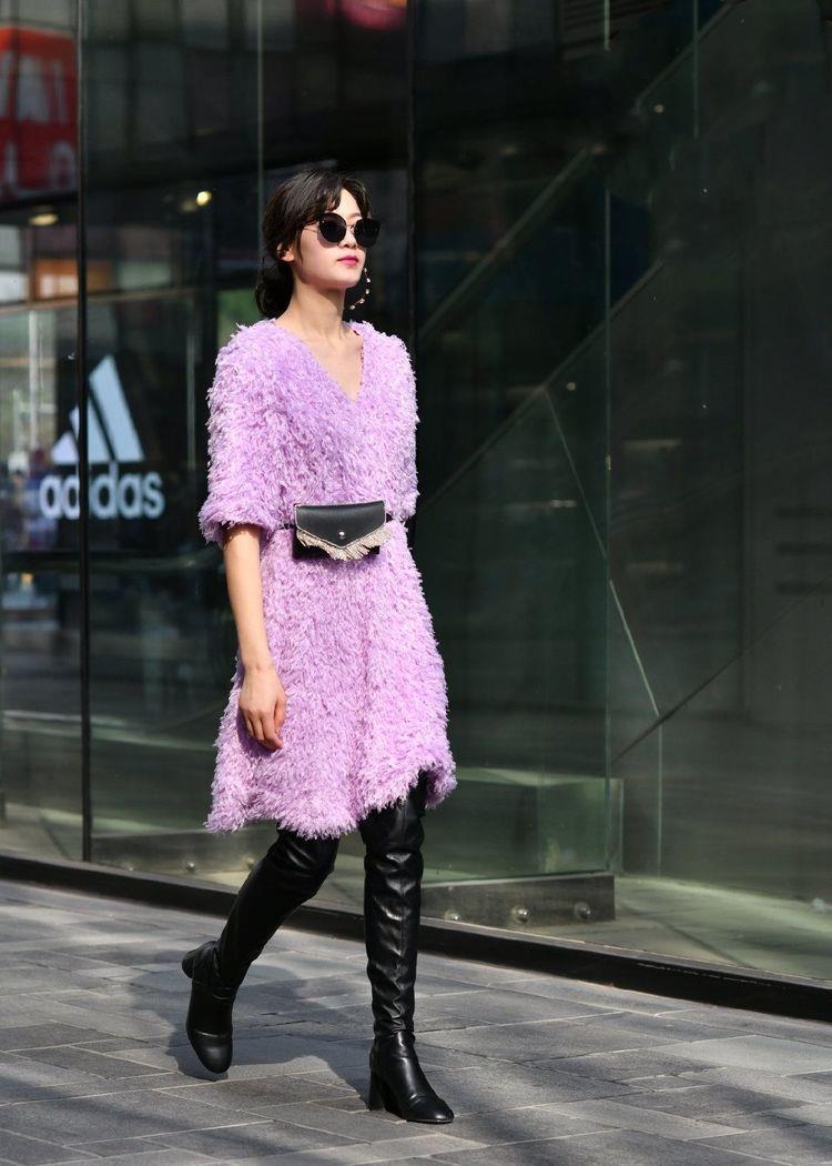 大长腿|街拍美女身穿露肩吊带长裙,长相甜美,长发披肩温婉动人