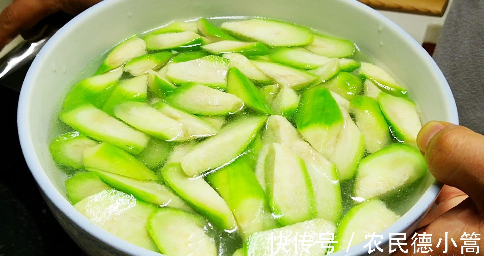 炒丝瓜时，最忌直接下锅炒，教你1招，丝瓜翠绿不发黑、还不出水