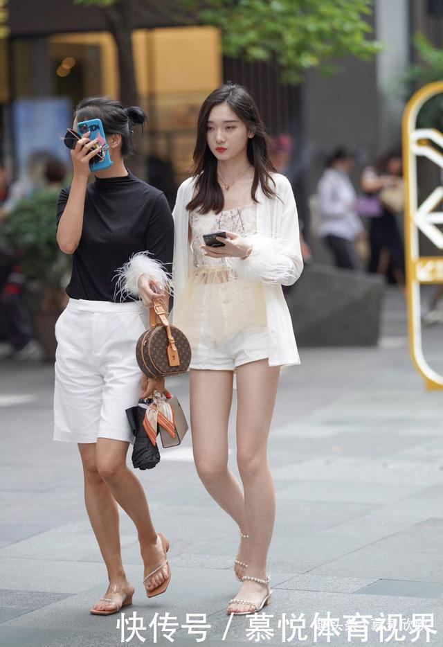 女孩子|与闺蜜逛街怎么站C位?抹胸背心+牛仔短裤,让街头美女更时尚