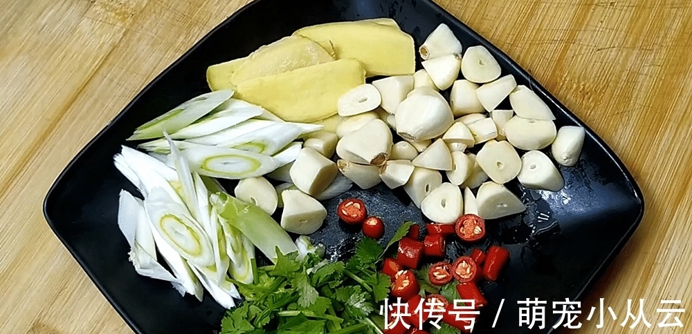 教你做非常简单的砂锅焖草鱼,不用煎也不用油炸,好吃特下饭