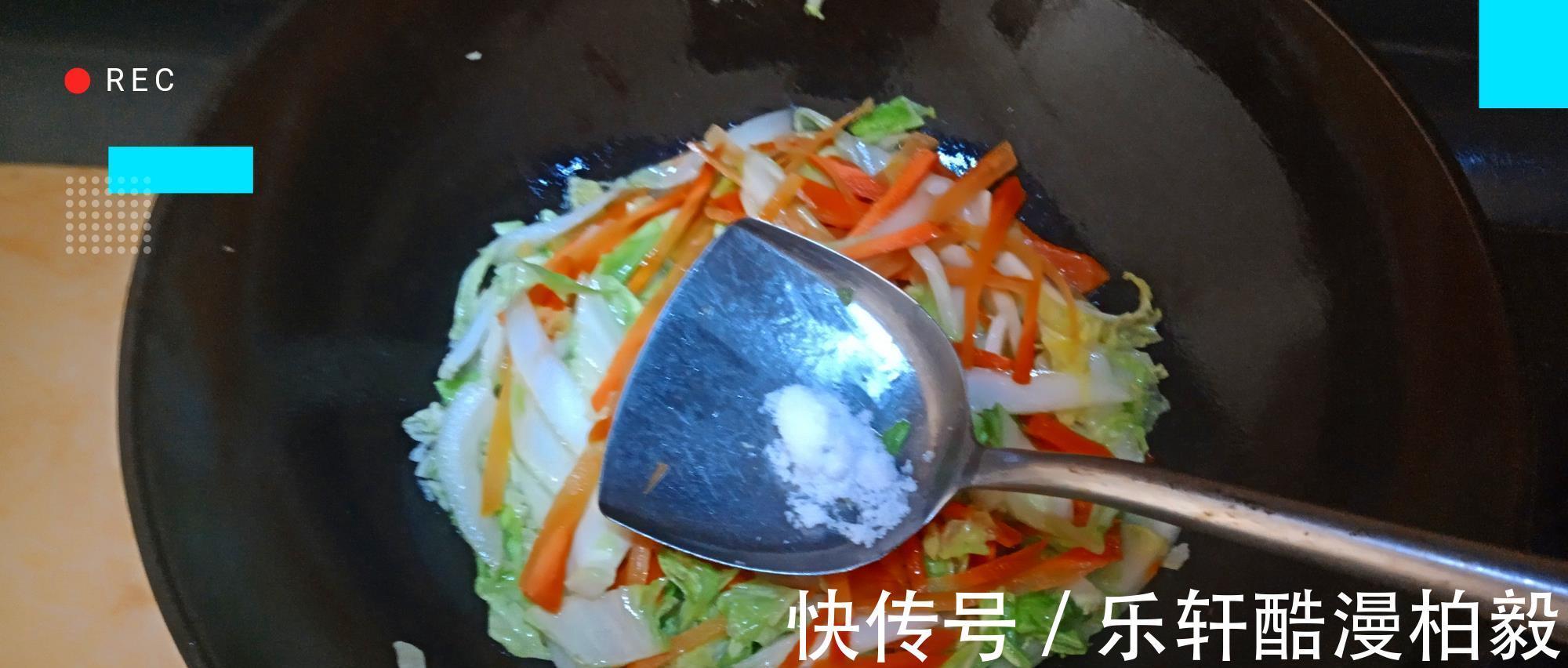 番茄红素|夏天适合吃这菜，酸甜爽口吃了还想吃，几块钱就能做一盆