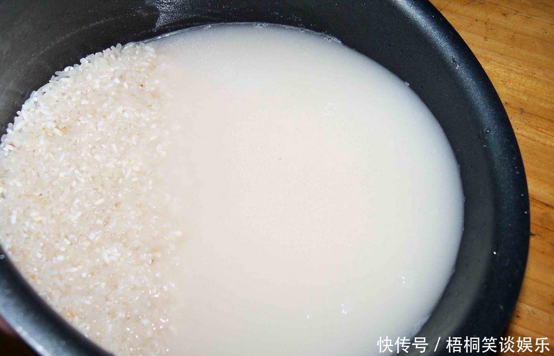 商家|为什么卖花的大棚里花土都干得不行了,花叶还是绿油油的呢?