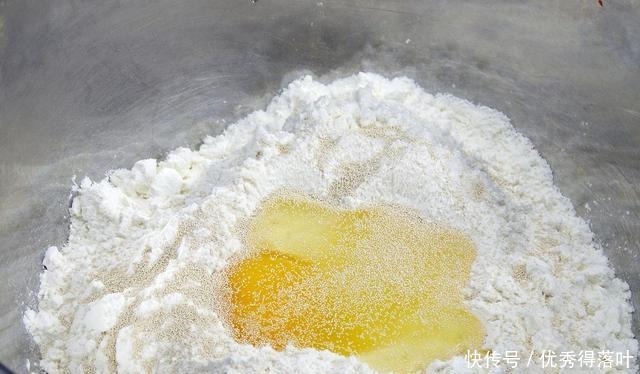 都是白色粉末,小苏打和食用碱有啥区别用法差别大,别再用错了