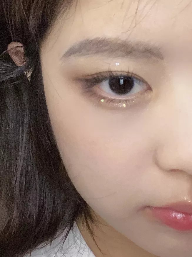 肿眼泡小肉脸，来跟Rosé学化妆