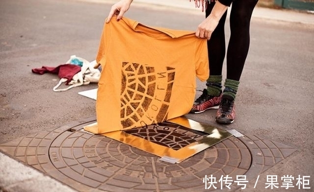 瞬间|女孩将T恤贴在井盖上,大家没懂!直到衣服拿起瞬间,都抢着买!