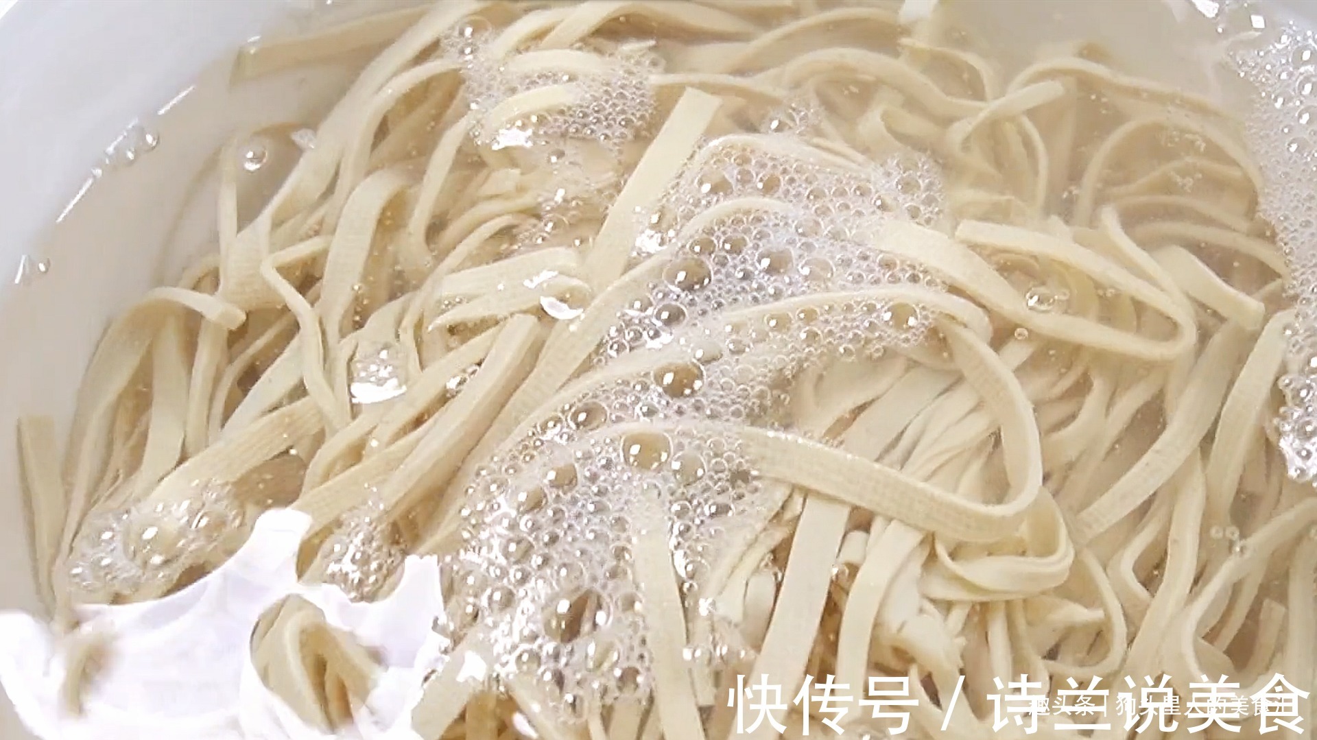 凉拌豆腐皮时，有3种食材缺一不可，筋道好吃无腥味