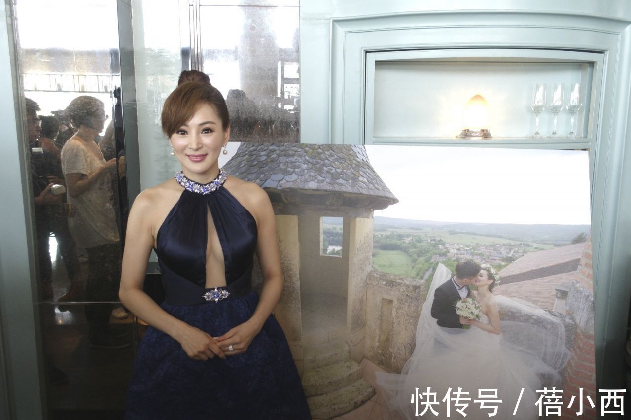 穿搭|65年的罗霖还有“尤物身材”,穿挂裙脖胸前“挖个洞”,有料敢穿