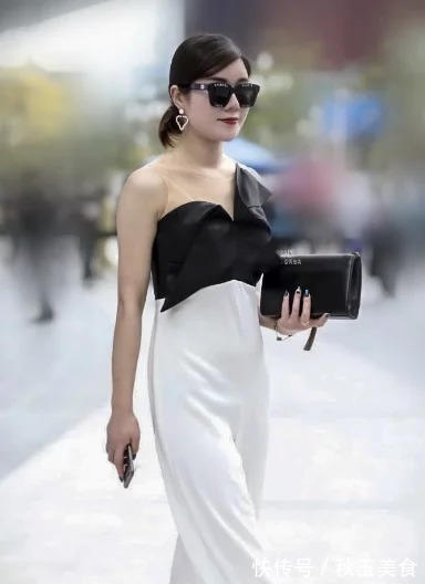 小姐姐|美女身材高挑,一头长发披在肩上,甜美的笑容充满魅力