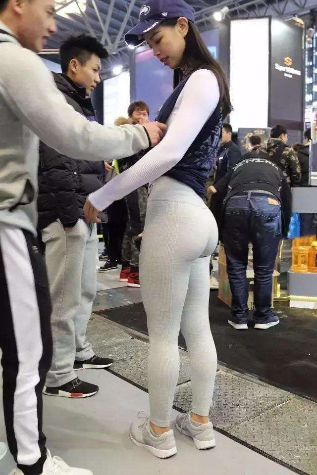 街拍: 丰臀紧身裤美女, 这么薄紧的裤子, 实在太性感!_【快资讯】