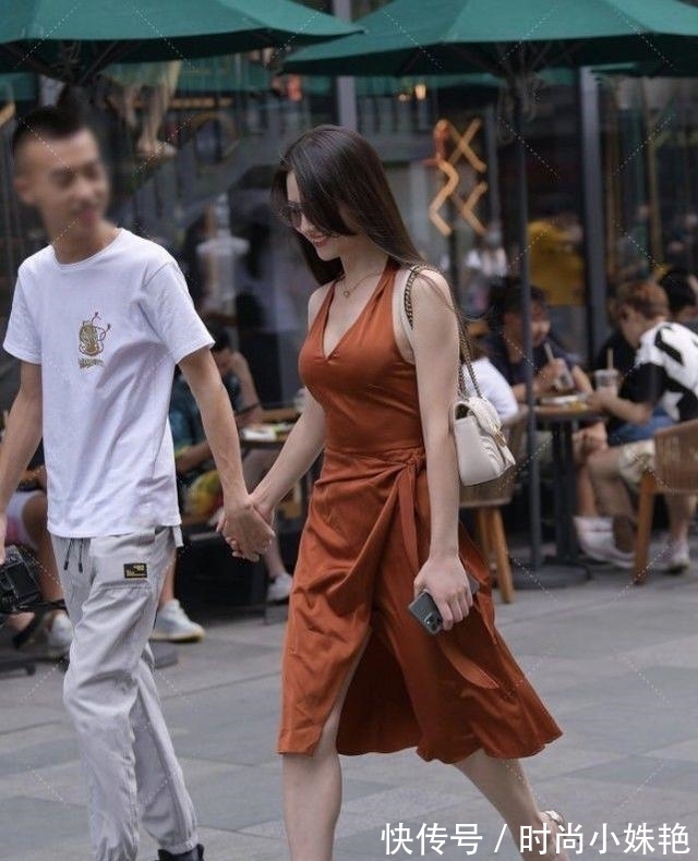 裙摆|橘色无肩无袖连衣裙搭配高跟鞋,简约时尚,自信大方