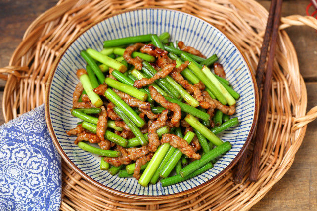  蒜苔和牛肉一起炒，简单快手营养丰富，和米饭是绝配，太过瘾了！