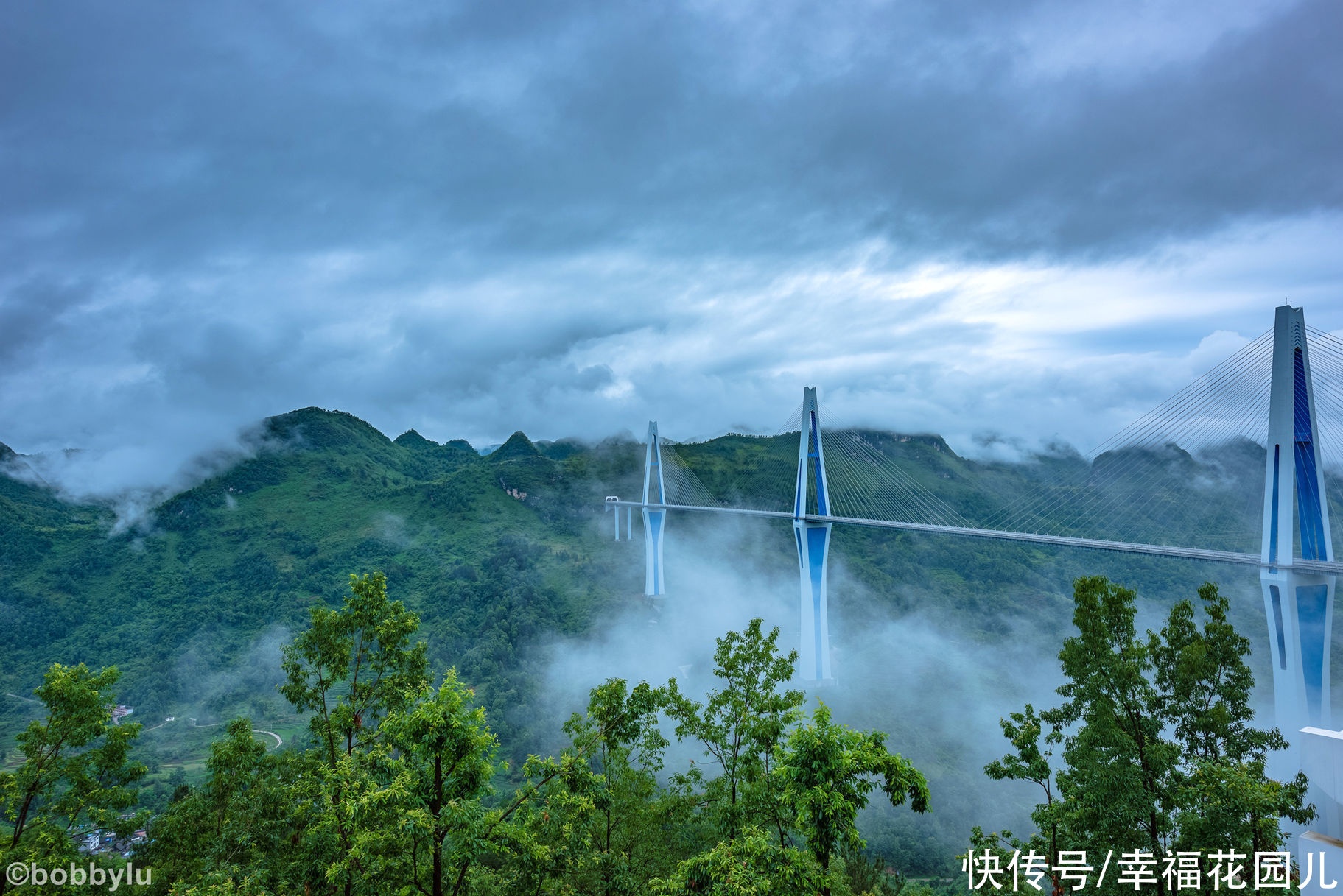 栈道|旅游的“坑”避之不及，但黔南有个坑非但不避，游客还蜂拥而至