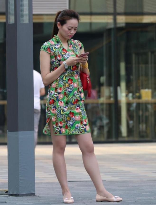 雪纺衫|艳若桃李的小姐姐, 一件碎花雪纺衫配牛仔裤, 清纯十分迷人