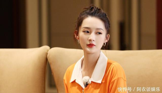 李沁|女明星的儀態(tài)有多重要《奔跑吧》baby和李沁同框坐,姿勢差距大