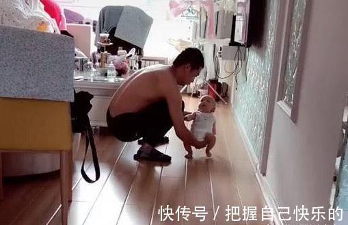 爸爸|“会玩奶爸”带娃练习走路火了,娃一脸无奈:你开心就好