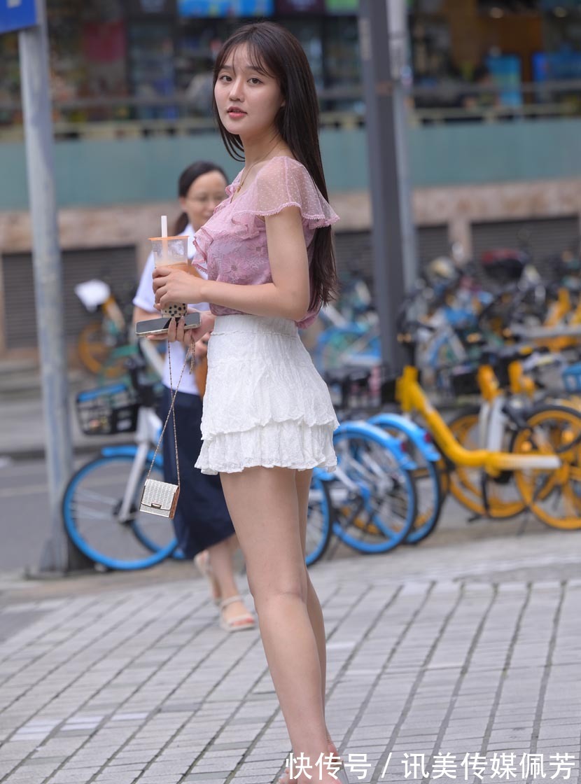 碎花|碎花印记裙带搭肩衫搭配百褶双层裙，更显清纯靓丽色彩