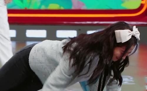 男嘉賓|關曉彤穿緊腿褲趴地上玩游戲,誰注意身后男嘉賓的表情?眼都看直了