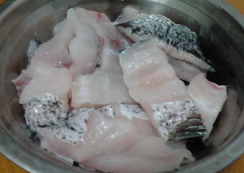 过年炸鱼块，别只知道挂面糊，这么做才正确，鱼块更香酥更入味