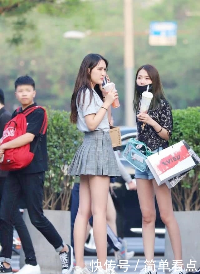 时尚街拍:短裙女孩时尚又美丽,身材苗条背影非常迷人!