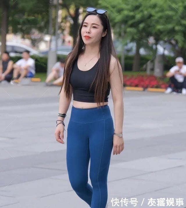 浅蓝色 穿“御姐范”的打底裤,裙子是个不错的选择,还是跳舞!