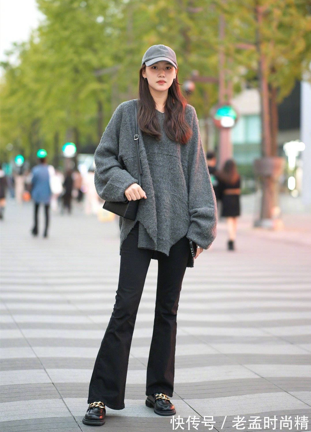 牛仔蓝 穿“喇叭裤”,怎么搭配上衣、鞋子?