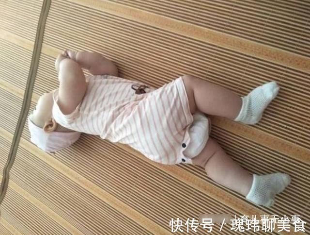 反射性|翻身是发育里的宝宝大动作，到这个月龄如果还不会，父母要重视了
