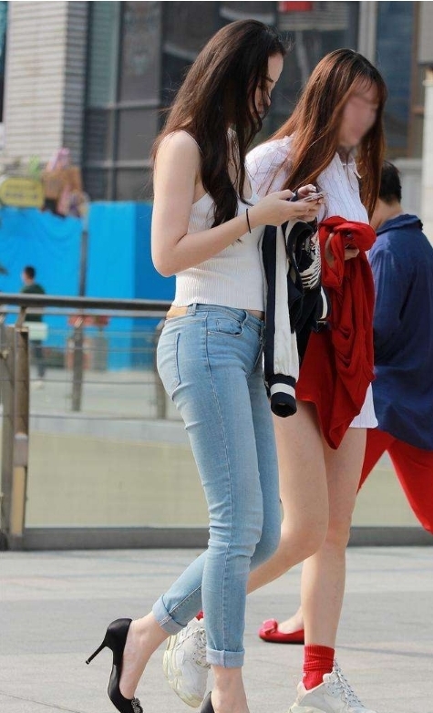 身材|街拍:小姐姐白色小背心配白色紧身裤,秀出玲珑身材,性感迷人