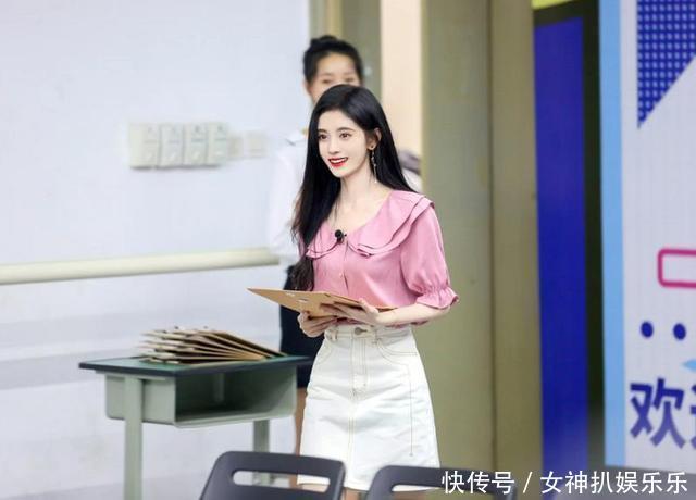 最近流行一种穿法“泡泡袖上衣+半身裙”,甜美减龄,明星都爱