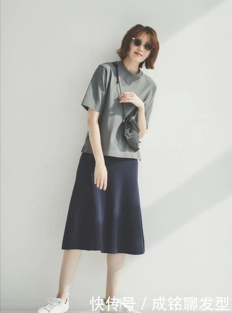 黑色t恤|T恤太普通没新意?跟着日本模特学搭配,普通路人也能穿出高级感