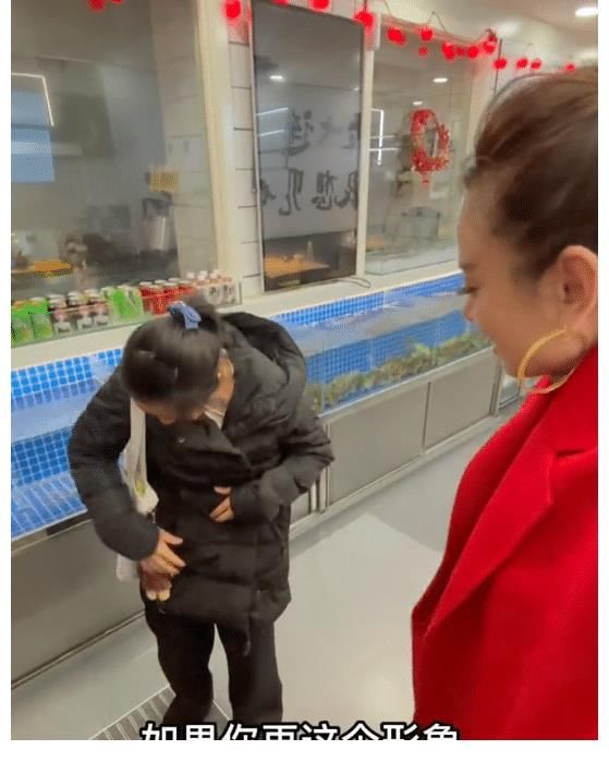 李勒優(yōu)被城市媽媽嫌棄，穿搭被嘲80歲，網(wǎng)友：這是暗示要買新的