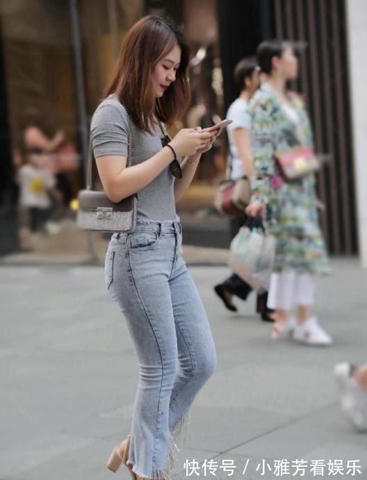 紧身牛仔裤 紧身牛仔裤,时尚的紧绷感,为显高也拼上了!