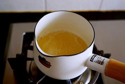  冬天多吃大枣，不用煲粥，加莲子蒸一蒸，好吃又营养