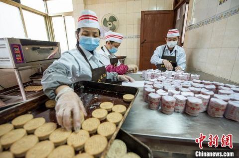  非遗食品百年传承 广西梧州手工猪油饼丰富春节百姓餐桌