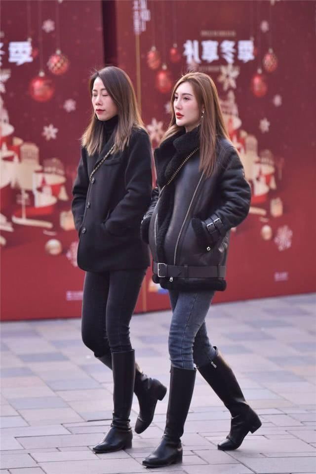 简洁唯美也可以很好的修饰腿型，牛仔裤衬托出女人的时尚魅力