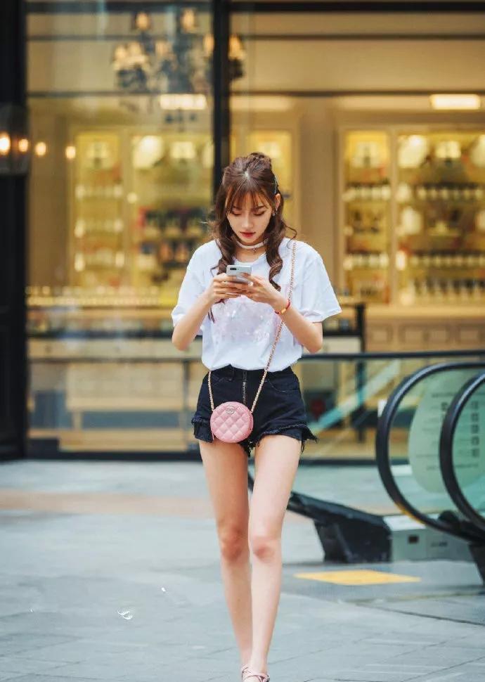 穿搭 美女一双高跟凉鞋穿搭在脚上,走起路来更加的优雅