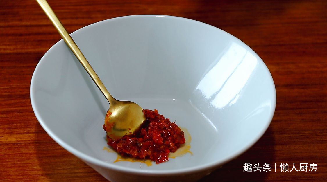 炖煮|这鱼我家隔天吃一次,锅底放这些,不加水炖煮,鱼肉鲜嫩