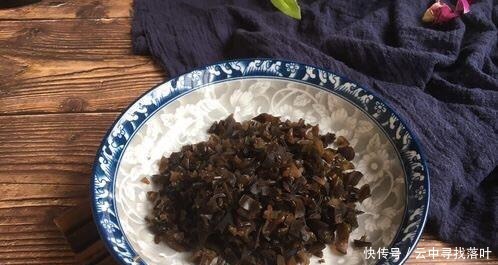 年夜饭饺子还是韭菜鸡蛋馅，多加1黑1红，味道好，香味浓