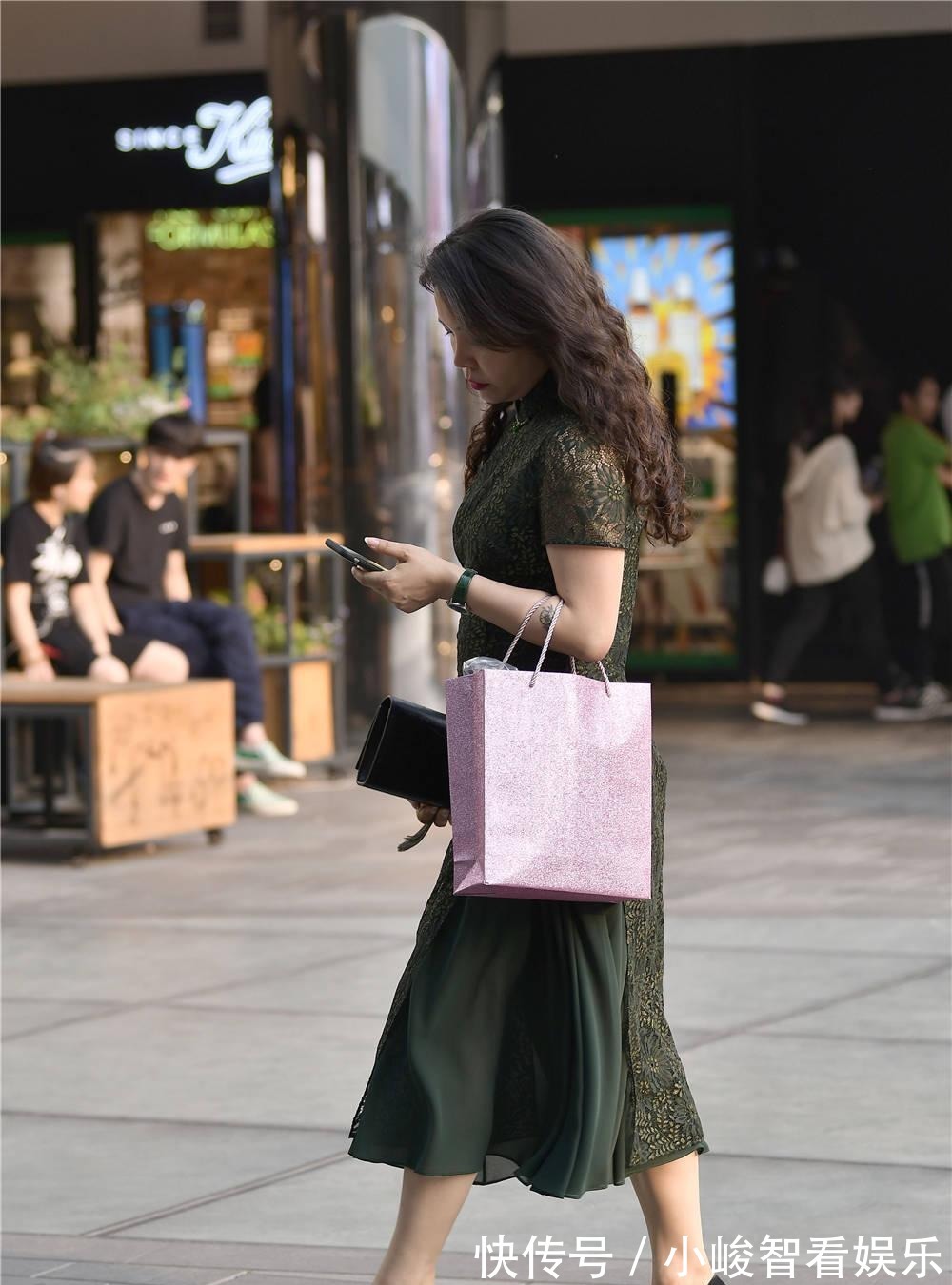 身材高挑|墨绿色的提花连衣长裙,袖子的透视设计,略带成熟气质