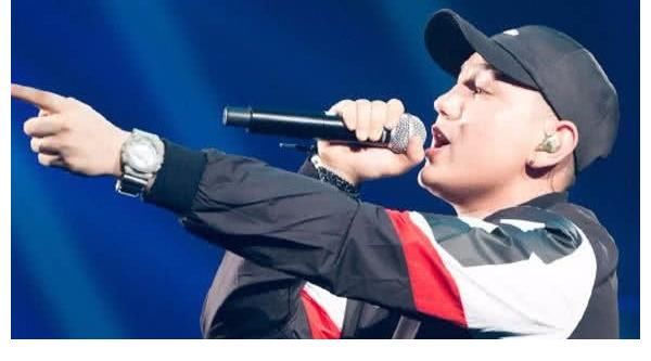 《中國(guó)新說(shuō)唱》冠軍人選花落艾熱，大比分奪冠擊敗那吾克熱！