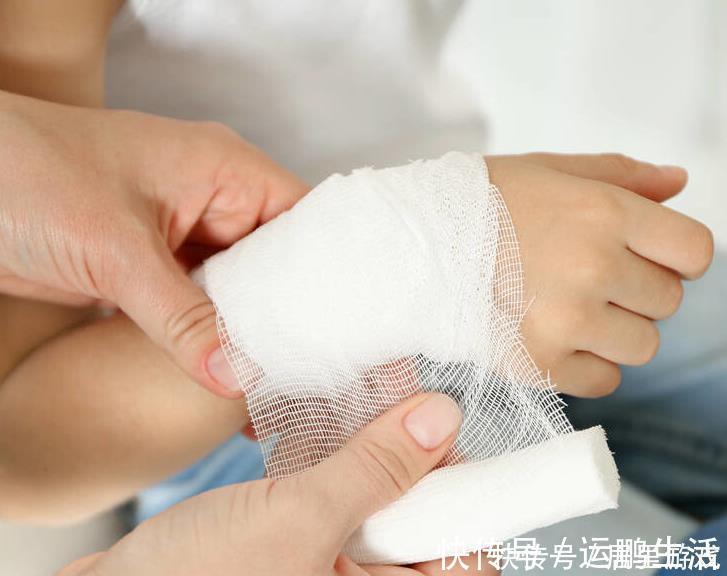 男孩|8岁男孩缺钙不长个,父母不知,身体停止发育,医生:家长太疏忽