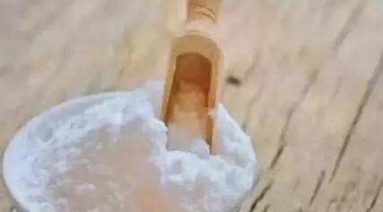 厨房锅具用久了，底部变黑怎么办？聪明人撒点它，轻松擦干净