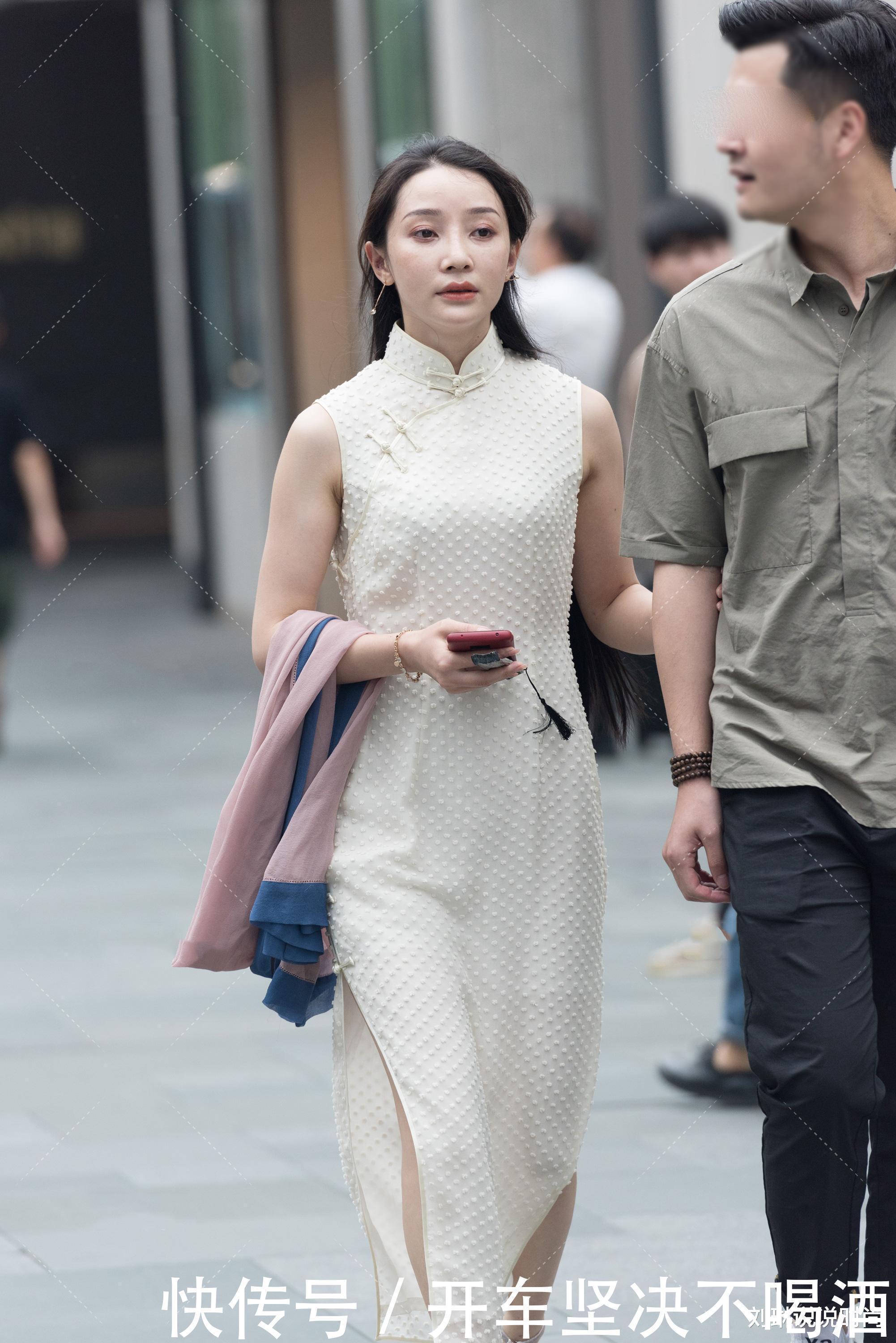 美女|“露肩”的米黄色旗袍展现古风美女的气质,亚麻材质让衣服更加有魅力