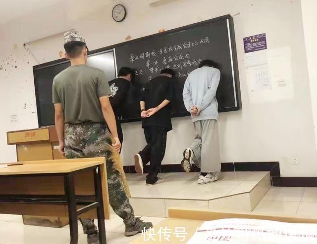 |搞笑图片:宿舍上铺女生床头垃圾袋,从未见她更换过,劝她也不听