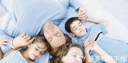 二宝|二胎出生后老大应跟谁睡宝妈的决定遭全家人质疑,3年后被夸赞