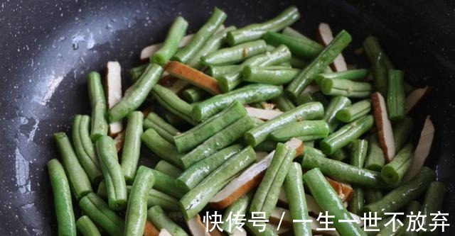 好吃|北方焖面最好吃的做法,不加一滴水,鲜香入味,一锅吃了个精光!