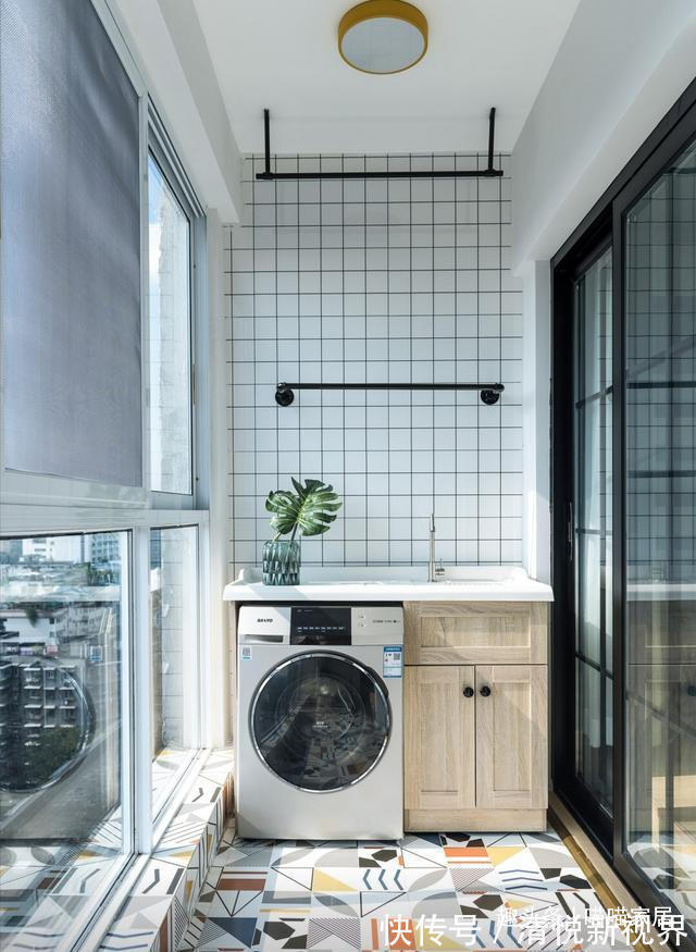 占地方|阳台别装传统晾衣架了,现在流行装这种,方便实用,还不占地方