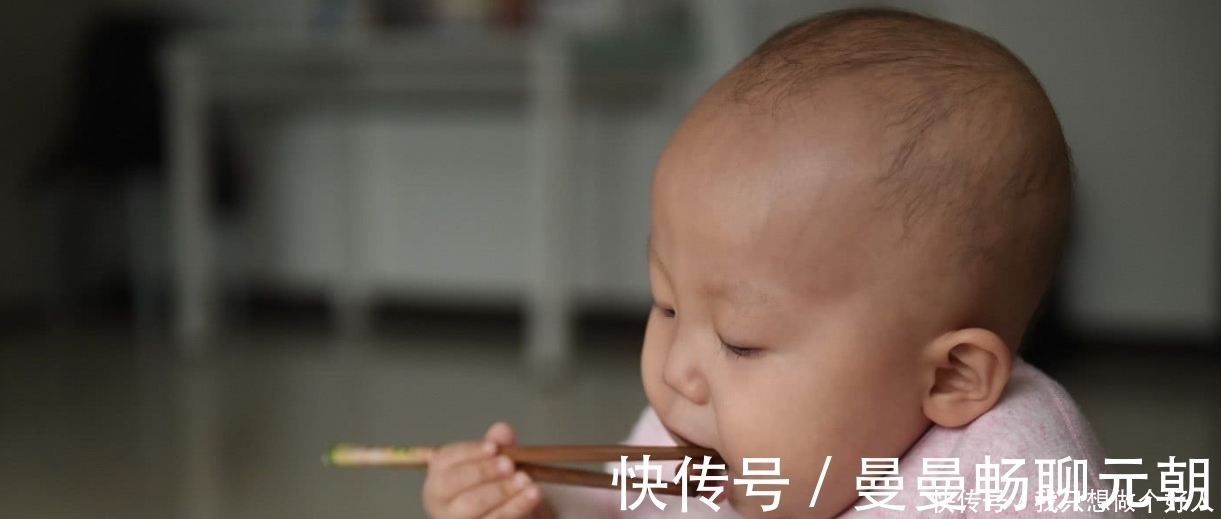 宝宝|孩子几岁学用筷子比较好?太早接触不合适,容易影响娃的积极性