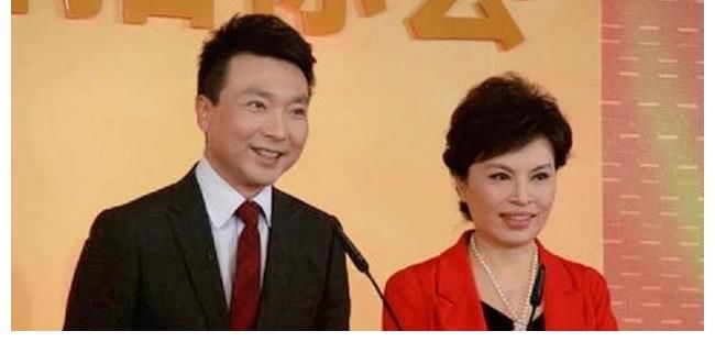 开播前15分钟,李瑞英接到儿子坠楼的消息,可她坚持笑着完成直播