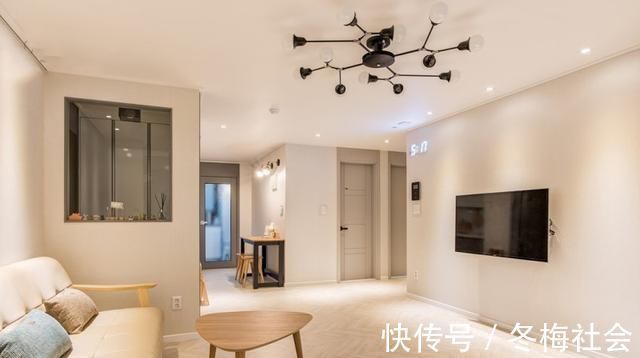 客厅|她家69㎡处处干净名不虚传,玄关装门又装窗,客厅零柜子也零杂物